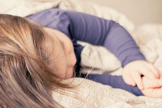 10 نصائح طبية للنوم المريح في ليالي الصيف الحارة (تقرير)