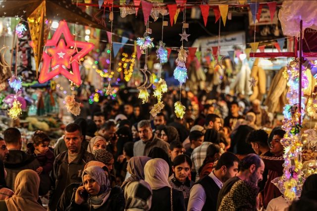 'الزاوية' بغزة.. وجهة الفلسطينيين للتسوّق في رمضان