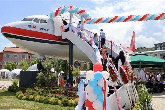 'مطعم الطائرة'.. تجربة فريدة لعشاق المعجنات في طرابزون التركية