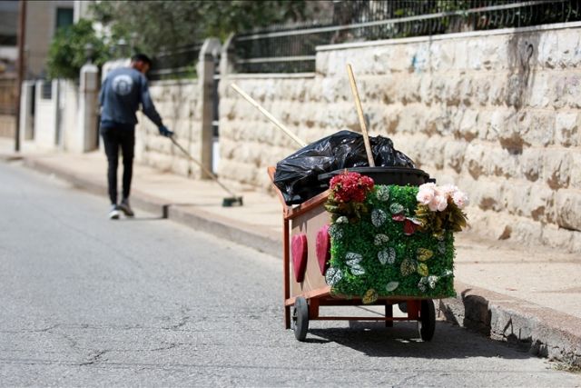 الفلسطيني حمايل.. مهندس النظافة وصانع السعادة