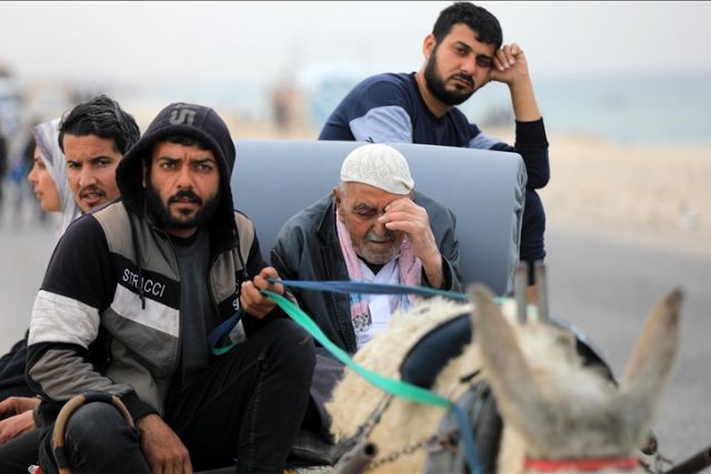 غزة.. الجيش الإسرائيلي يجبر آلاف النازحين على مغادرة مستشفى 'ناصر'