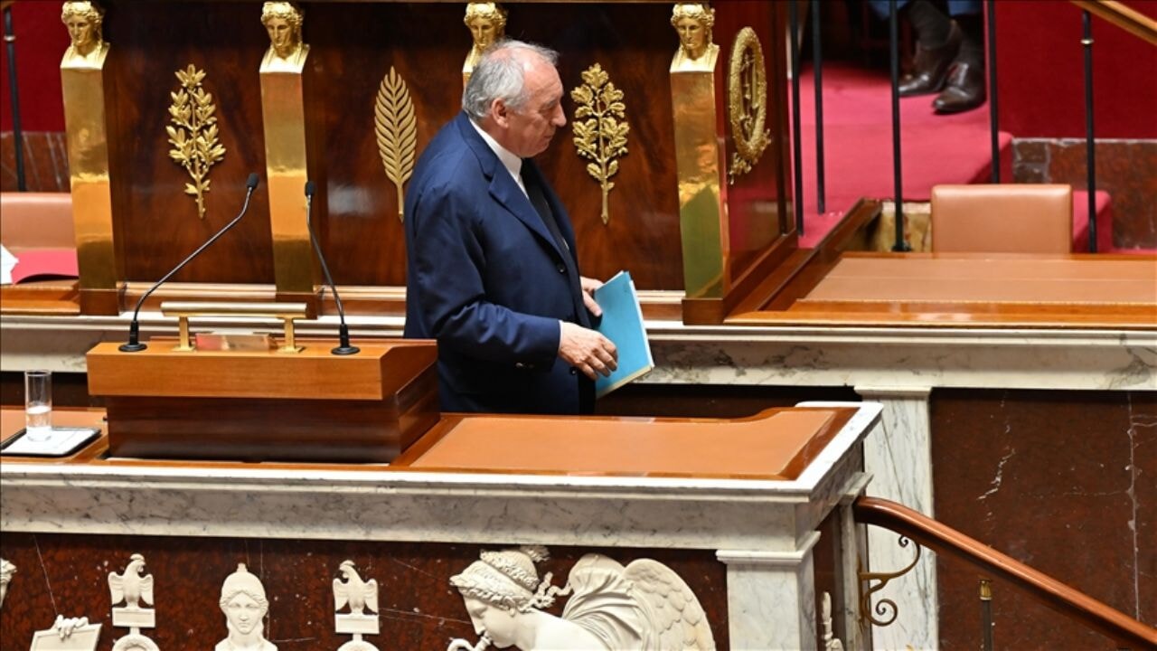 Fransa'da Tarihi Oylama: Bayrou Hükümeti Güvenoyu Alamayarak Düştü