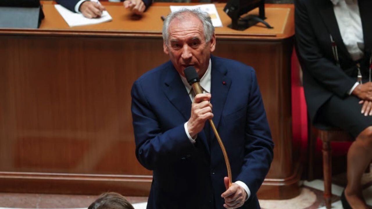 'Fransa patlama noktasında: Hükümet düştü ülke krizde!'