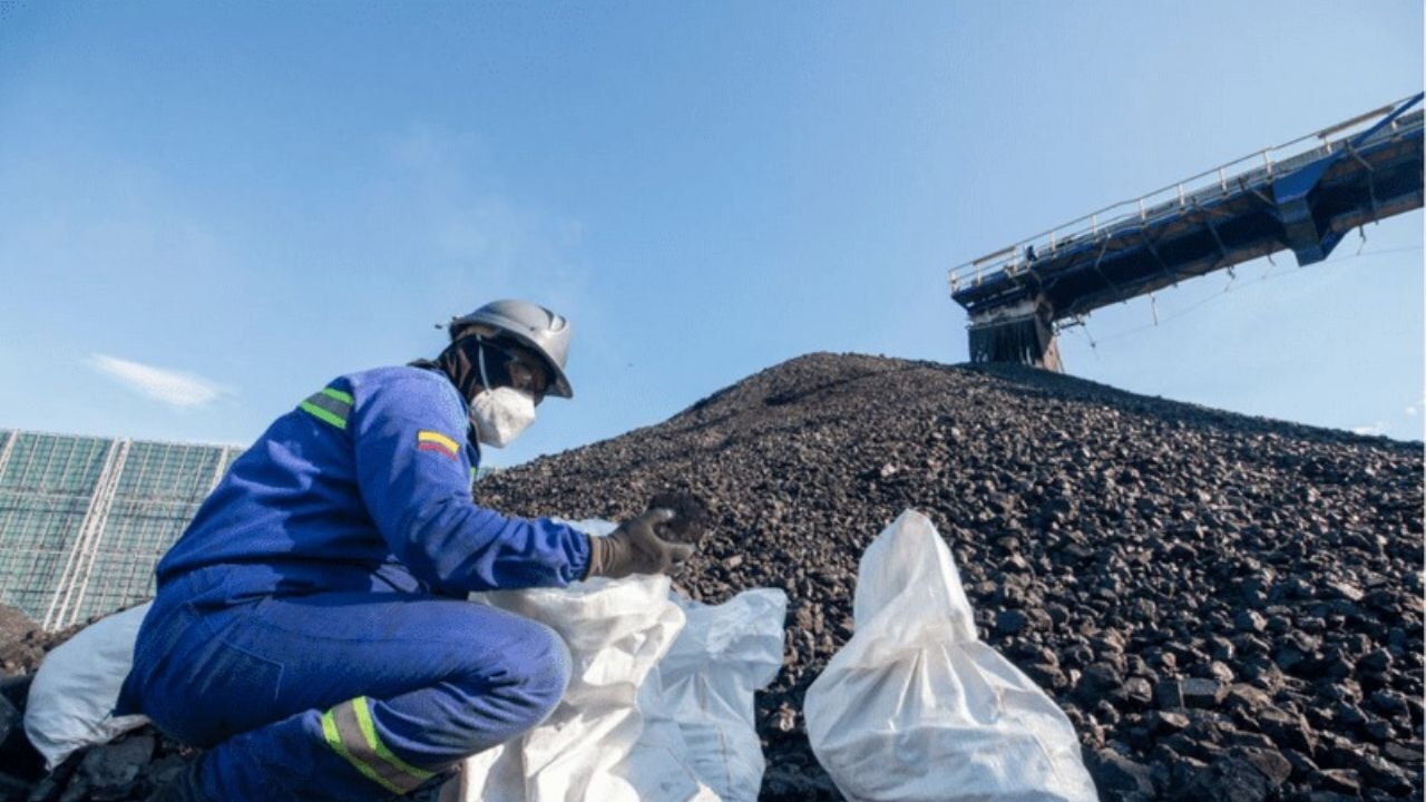 Kolombiya , İsrail'e Kömür Sevkiyatını Resmen Durdurdu