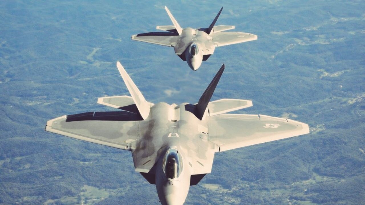 12 adet F-22 Amerikan savaş uçağı İsrail'e indi