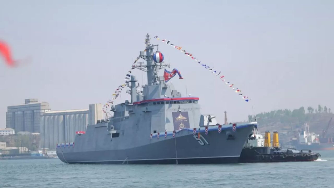 500 tonluk savaş gemisi karaya oturdu! Tören faciaya dönüştü