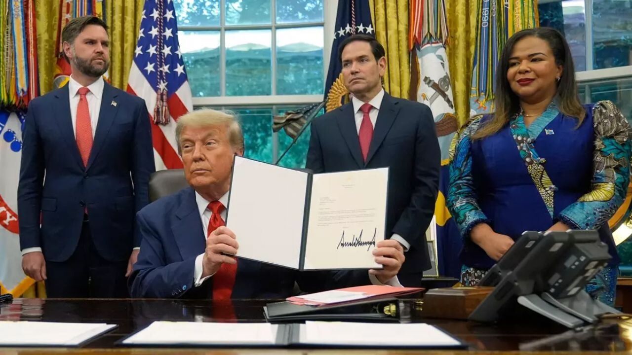 ABD'den flaş hamle: Trump, Suriye'ye yönelik yaptırımları kaldırdı