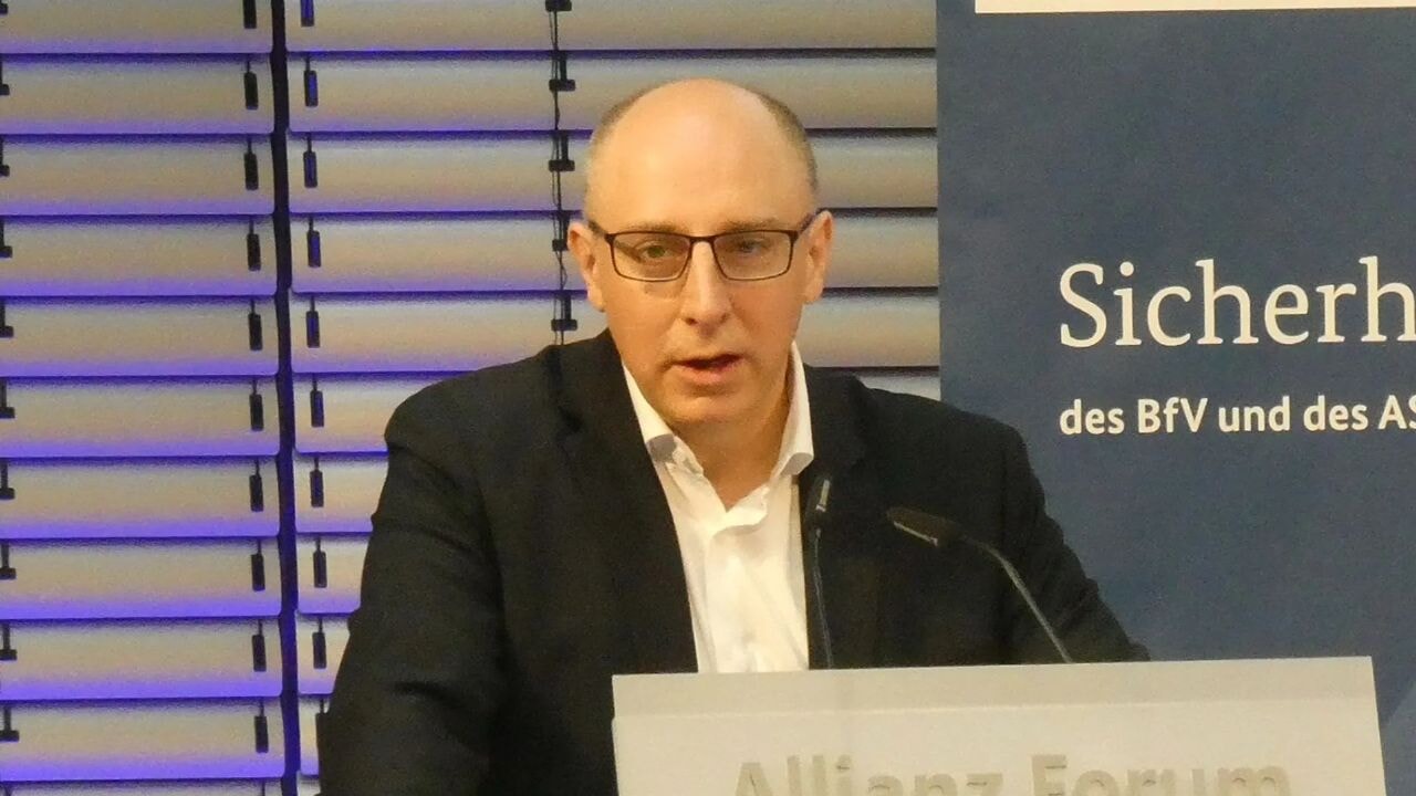 Almanya iç istihbarat teşkilatı Türk isme emanet