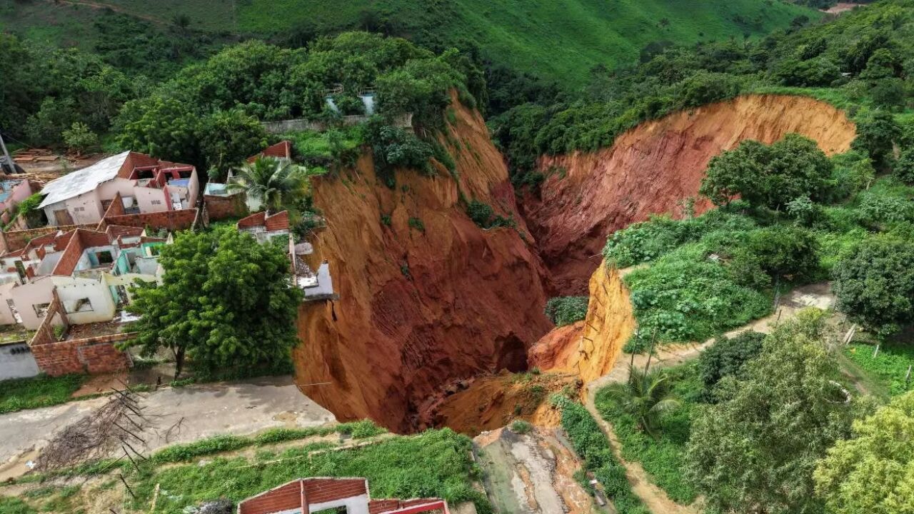 Brezilya'da dev obruklar tehlike saçıyor!