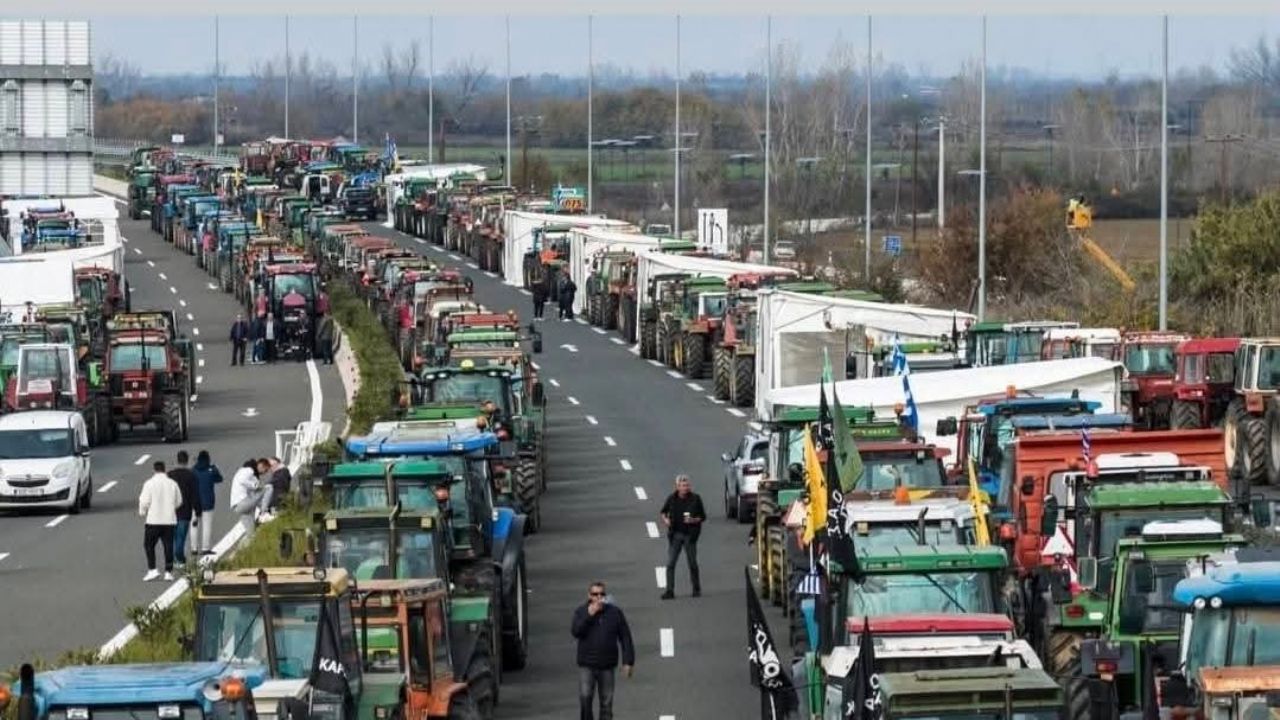 Çiftçiler yolları kapattı, gerginlik arttı