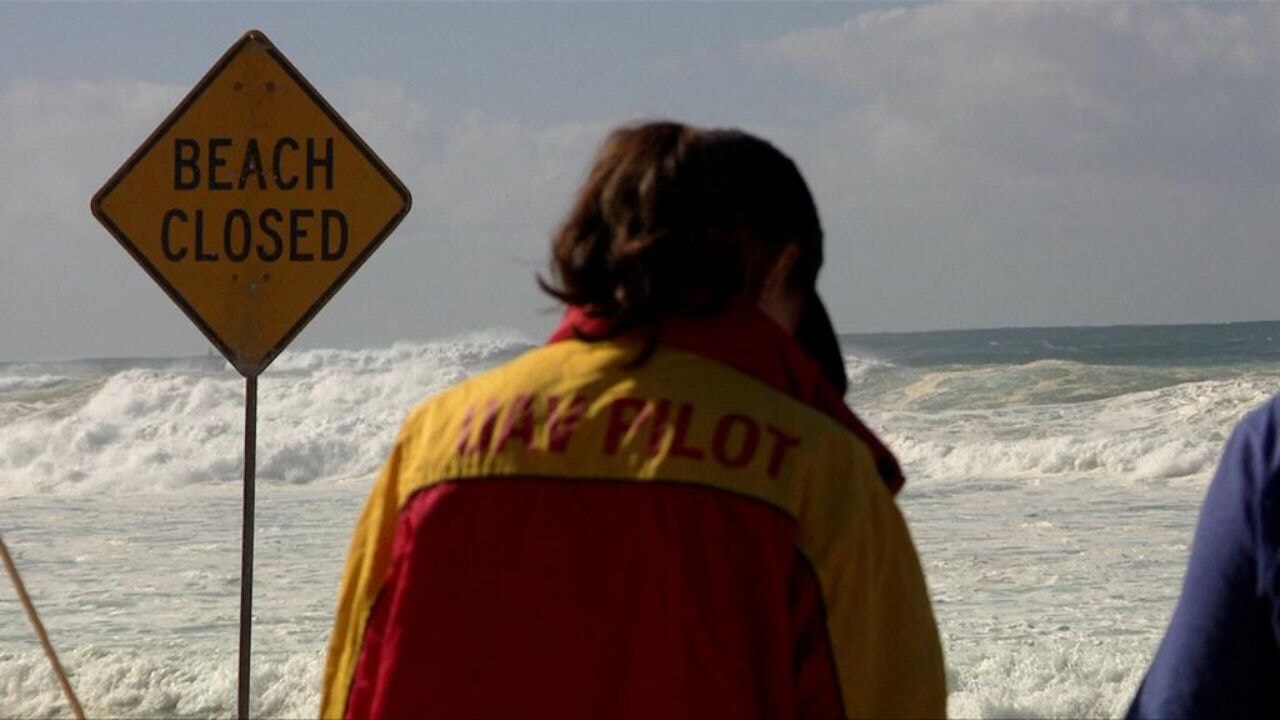 Dev dalgalar 5 kişiyi öldürdü