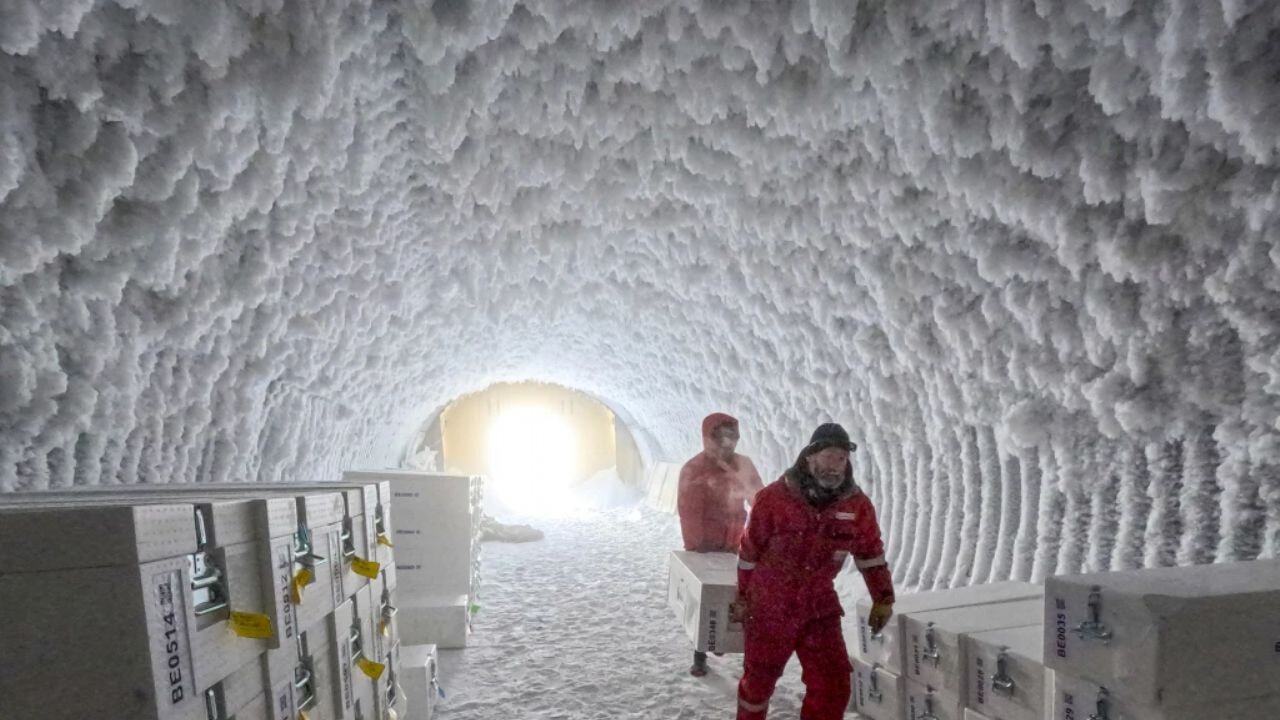 Dünyanın ilk buzul sığınağı açıldı