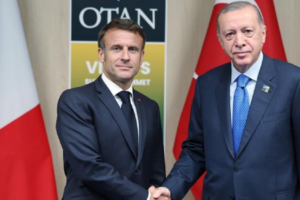 Erdoğan Macron ile görüştü: Türkiye ev sahipliğine hazır