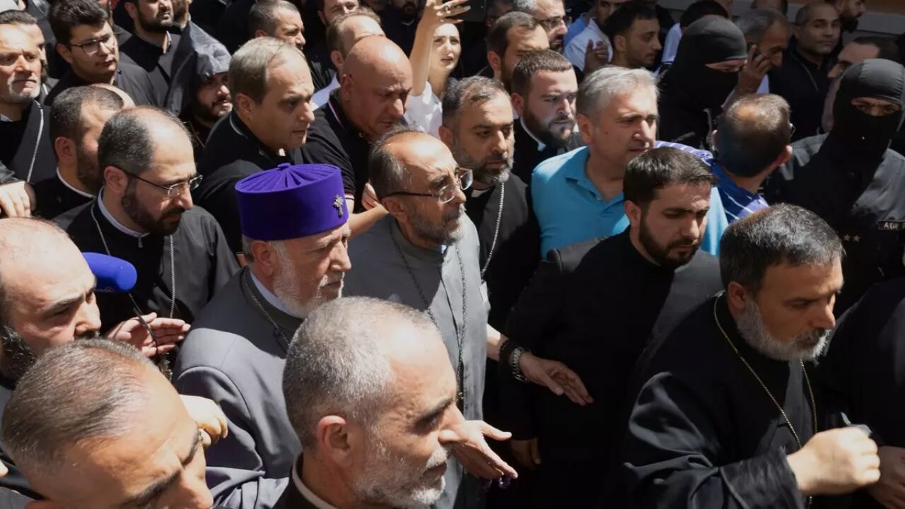 Ermenistan'da darbe operasyonu: Başpiskopos Ajapahyan tutuklandı