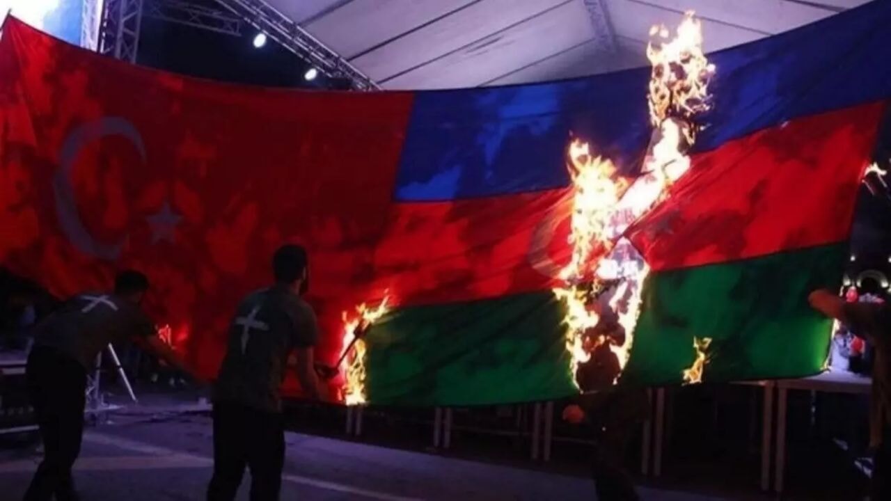 Ermenistan'da skandal görüntüler: Türk ve Azerbaycan bayrakları yakıldı