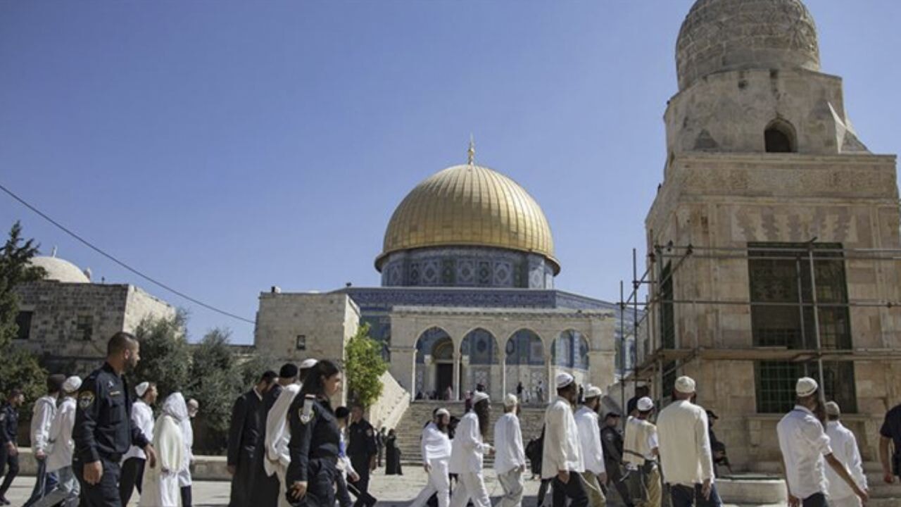 Fanatik Yahudiler, Mescid-i Aksa'da İsrail bayrağı açtı, tansiyon yükseldi