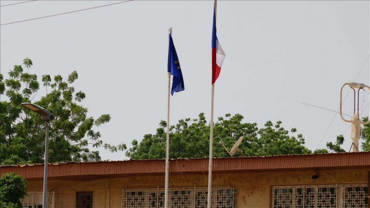 Fransa'nın Afrika'daki askeri gücü çöküyor! Son üs de devredildi