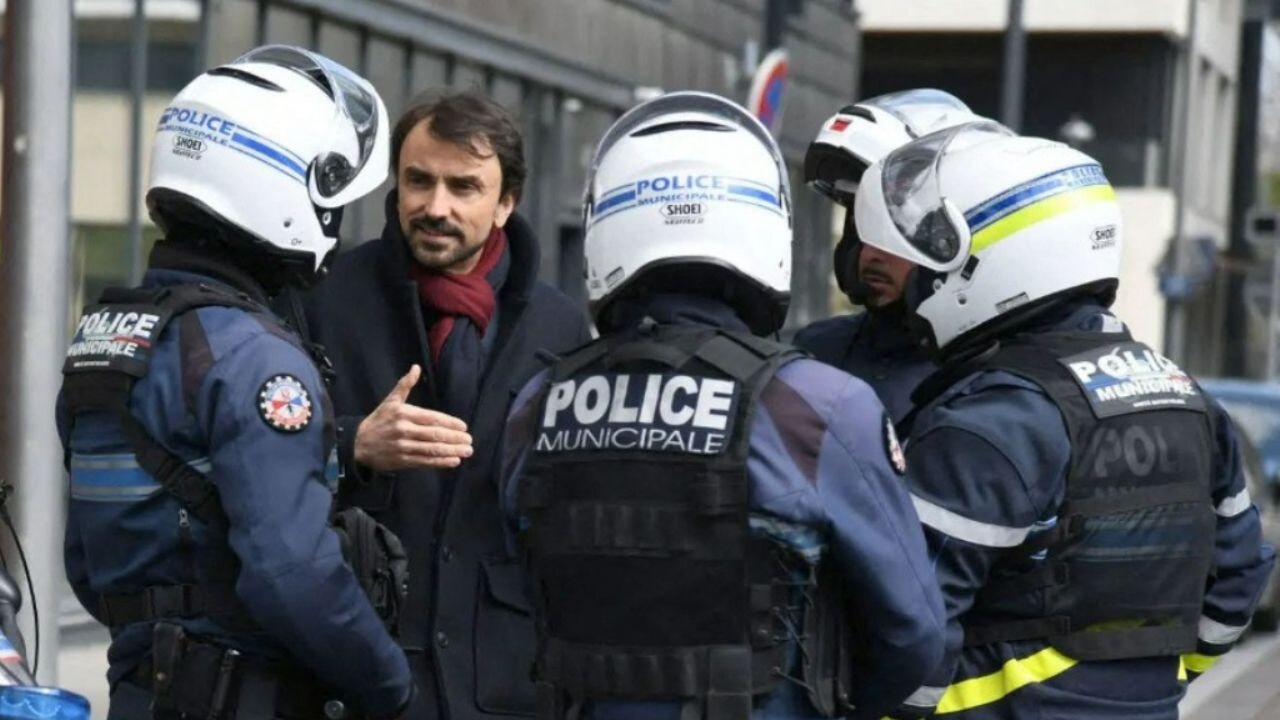 Fransız polisi Belediye Başkanı Doucet'i gözaltına aldı