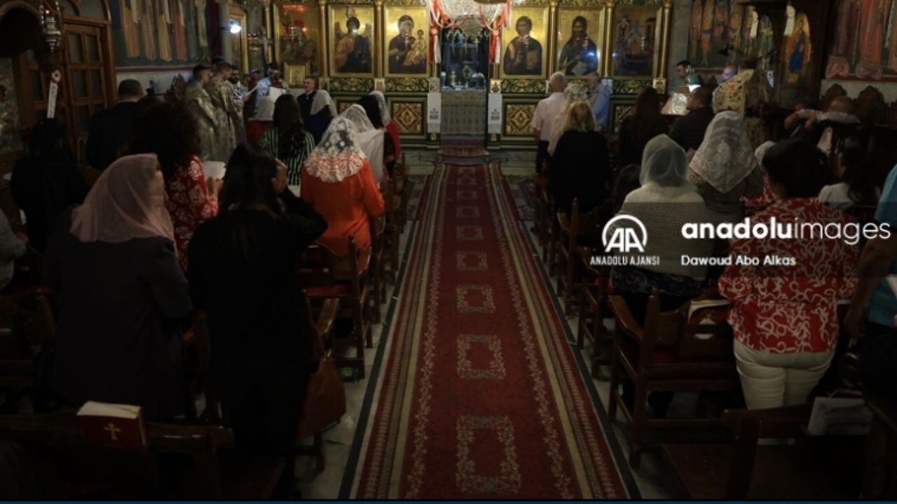 Gazze'de bombaların altında Paskalya ayini yapıldı