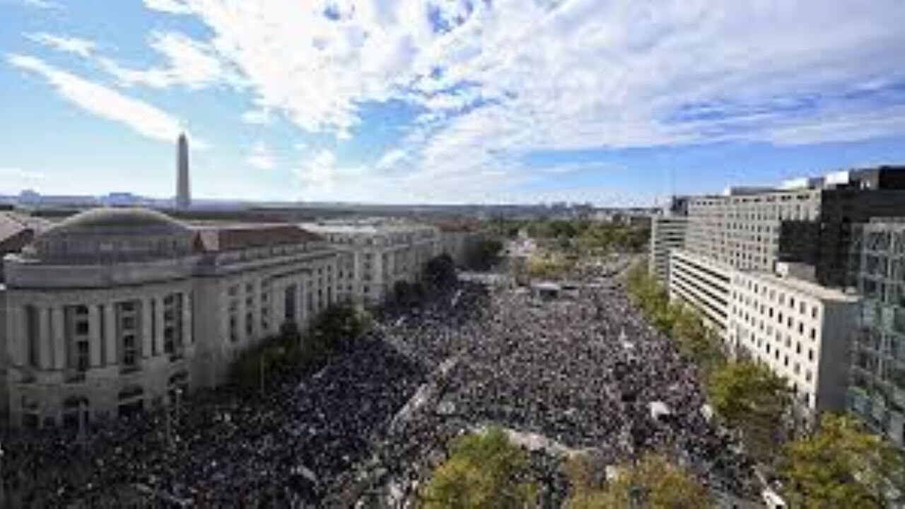 Gazze'deki çocuklar için yüzlerce ayakkabı serildi: Washington'da yürek yakan protesto