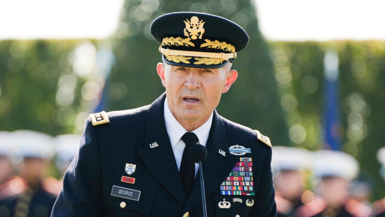 General George'den Trump'a sert mesaj: 'Ordu, karakterli liderler hak ediyor'