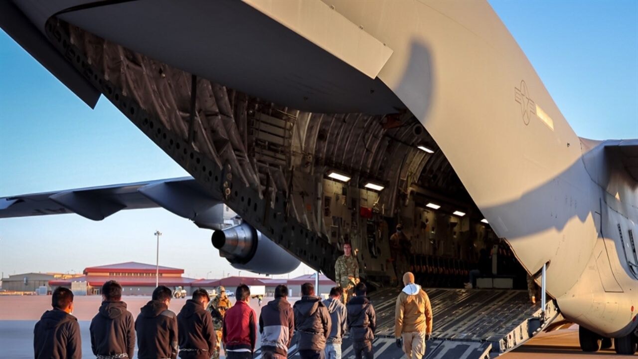 Göçmenler sınır dışı edilmeye başlandı