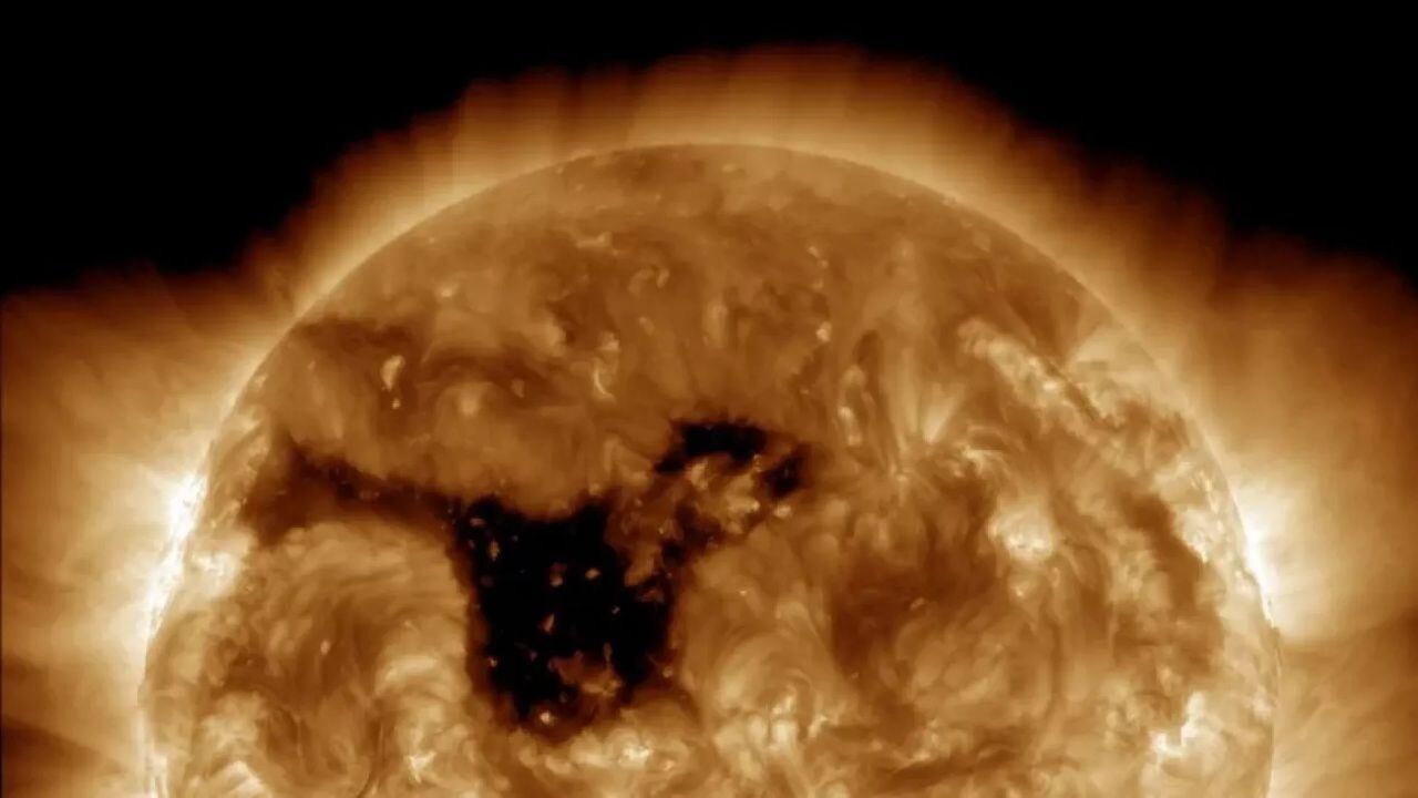 Güneş'teki dev yarık Dünya'ya doğru hızla rüzgar püskürtüyor