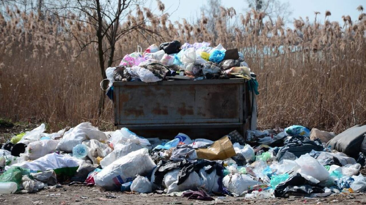 Güney Kıbrıs çöpler yüzünden mahkemelik oldu