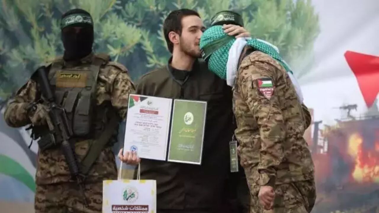 İsrailli  esir Hamas üyesini alnından  öptü