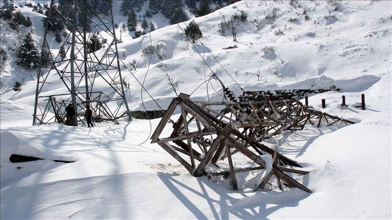 Hindistan'da çığ felaketi! 41 kişi hala kar altında