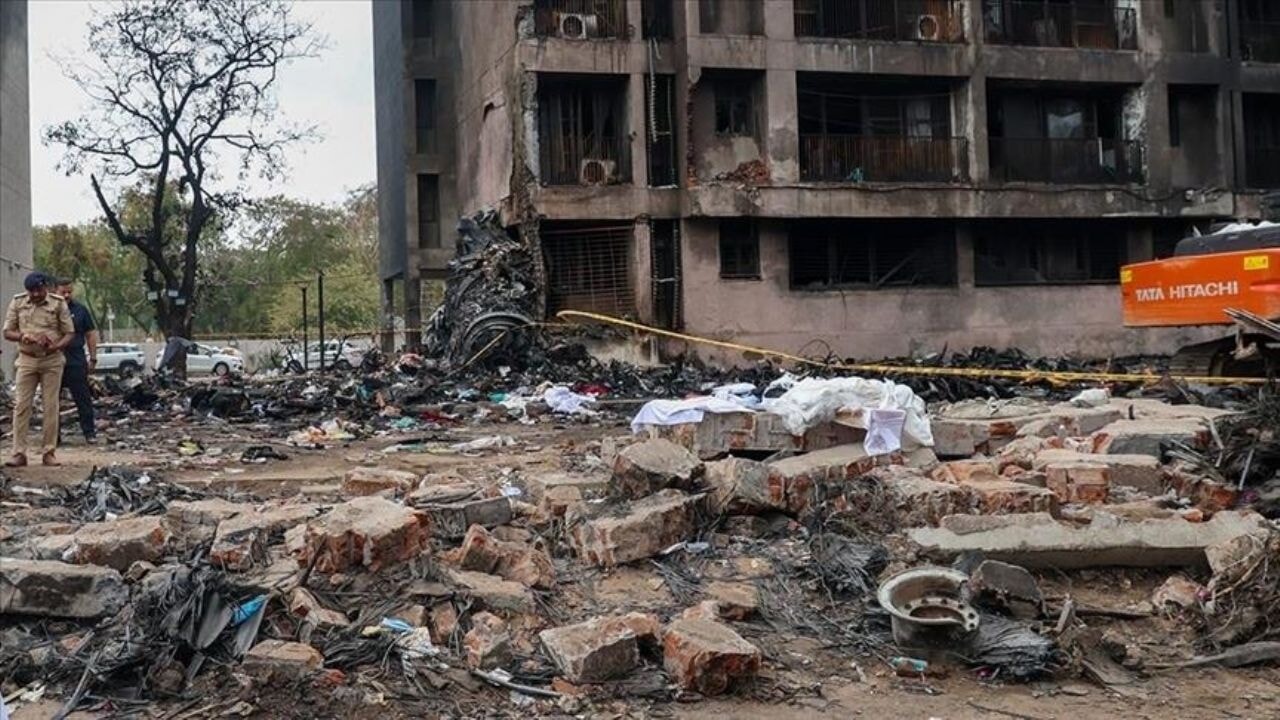 Hindistan'da düşen uçağın kara kutusundan şok bilgi: 'Yakıt kesilmiş…'