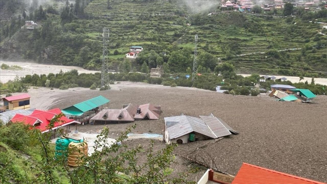 Hindistan'da Felaket: Sel ve Heyelanda 100 Kişi Kayıp