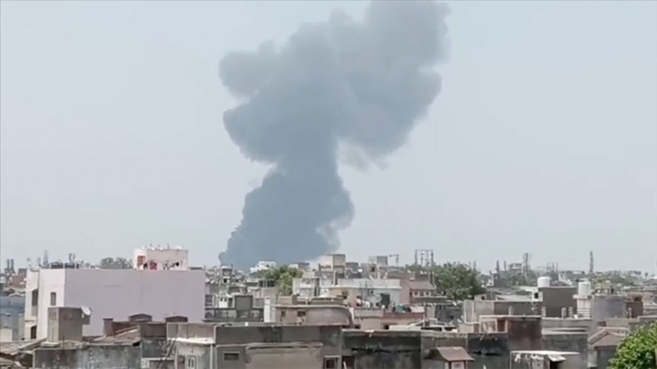 Hindistan'da İngiltere uçağı 242 yolcusuyla yere çakıldı!