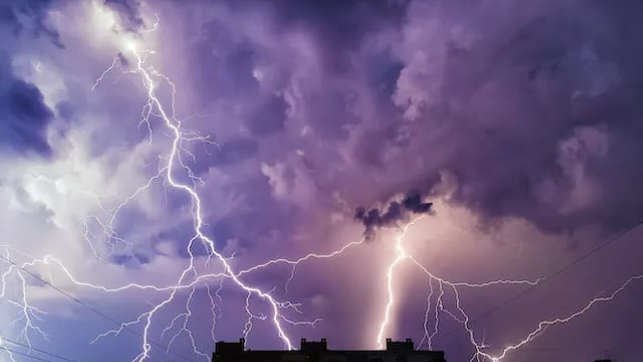 Hindistan'da yıldırım düştü: 15 ölü