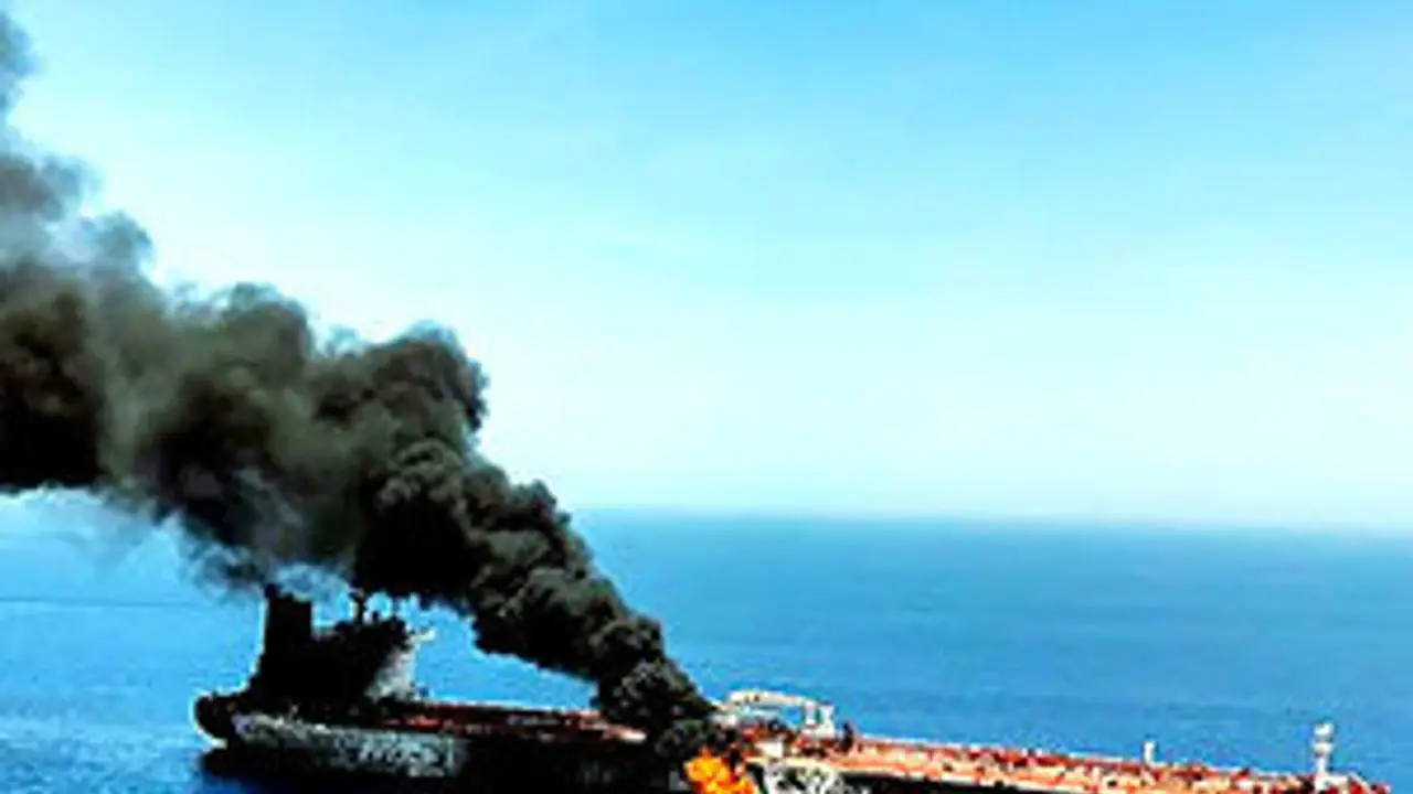 Hürmüz Boğazı'ndan geçmeye çalışan bir petrol tankeri vuruldu