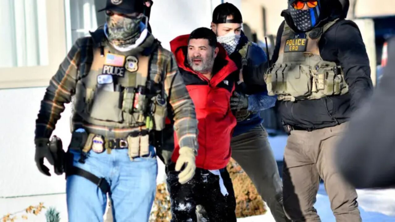 ICE polisi konsolosluk binasına girmeye çalıştı