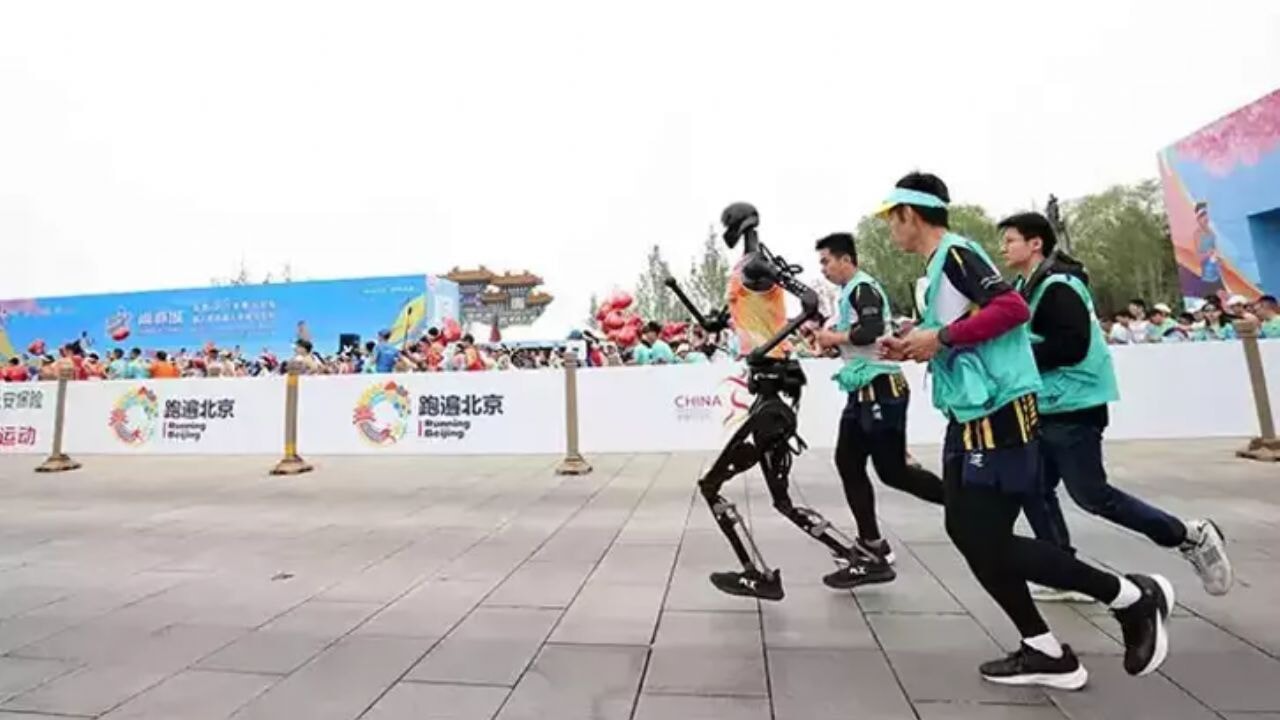 İnsanlarla yarışan robotlar nefes kesti!