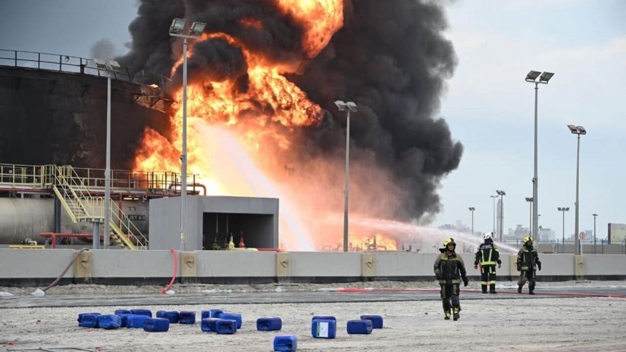 İran, Bahreyn'de yakıt tanklarını vurdu