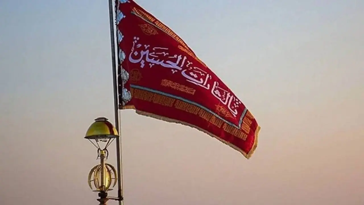 İran'da kırmızı 'intikam' bayrağı göndere çekildi