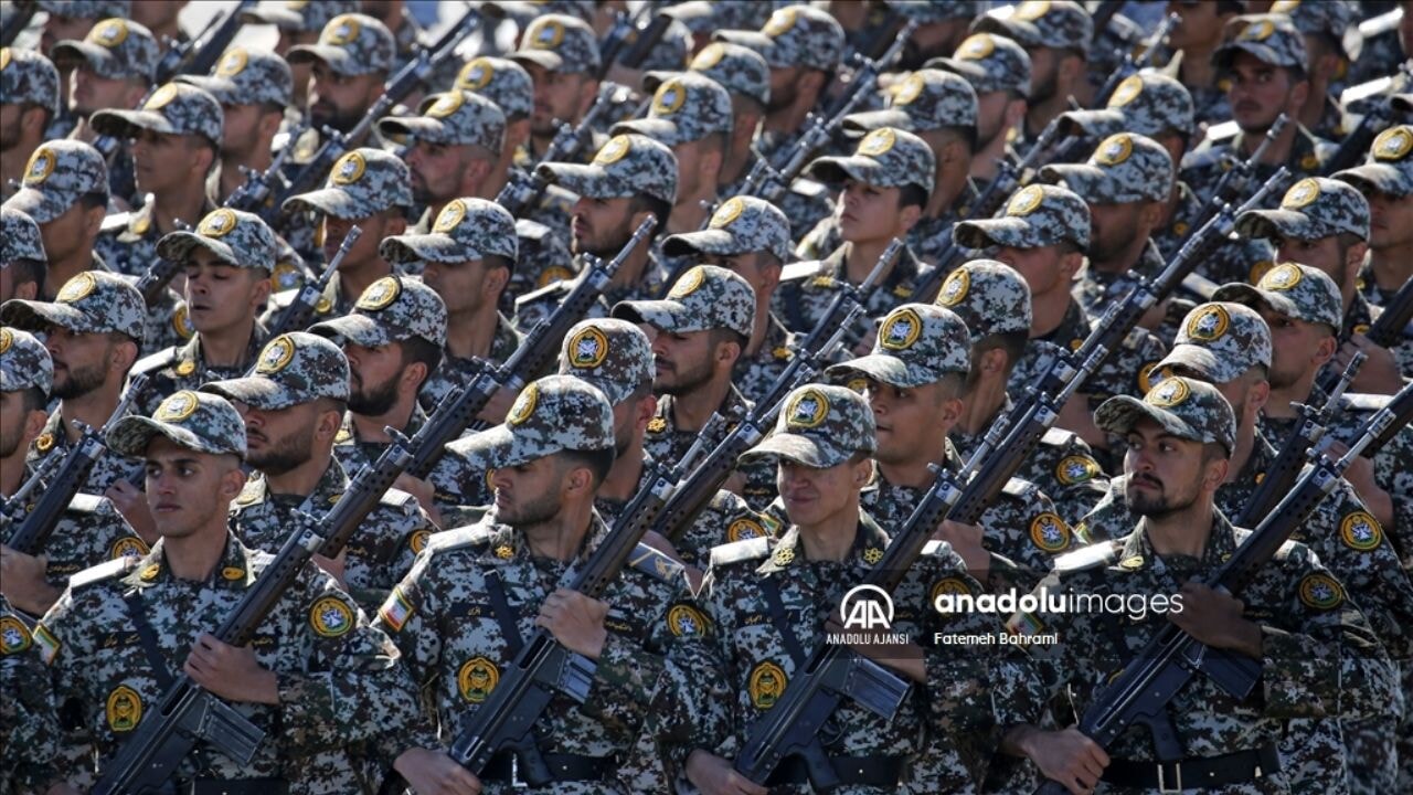 İran'da Ulusal Ordu Günü coşkusu! Tahran'da geçit töreni düzenlendi
