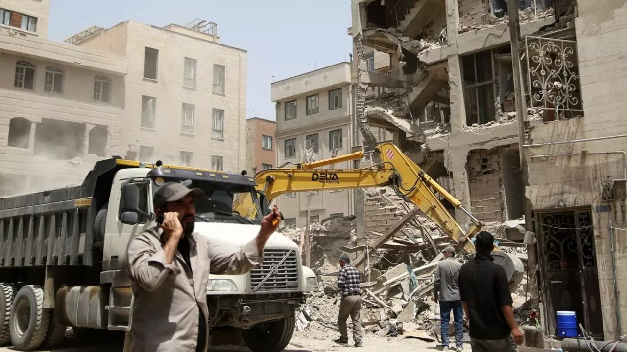 İran'dan ilk bilanço: Tahran'da yüzlerce bina yıkıldı