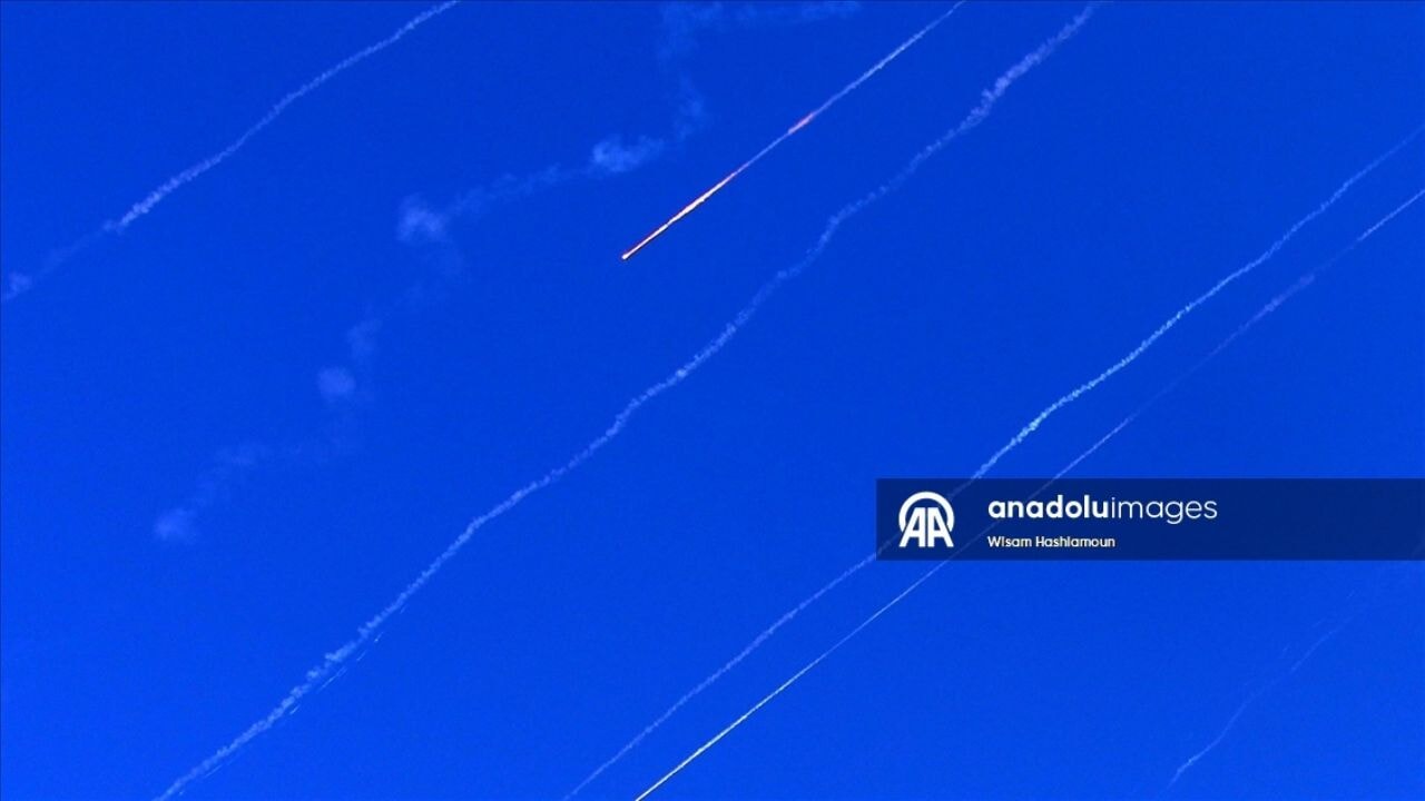 İran'dan İsrail'e 30 füze fırlatıldı! Çok sayıda nokta isabet aldı