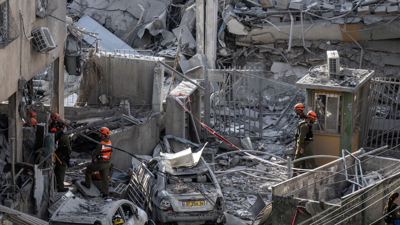 İran'ın füzeleri İsrail'deki 5 askeri tesisi vurdu