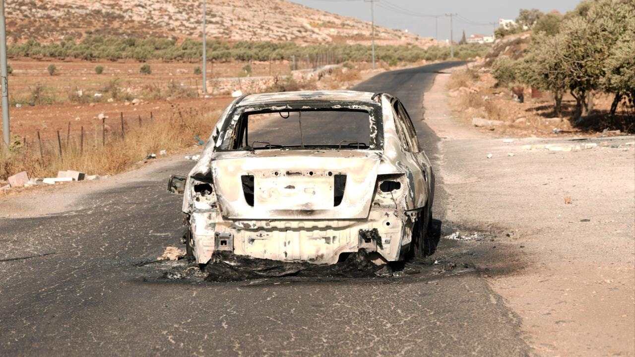 İşgalci Yahudiler, Filistinlilere ait arazi ve araçları ateşe verdi