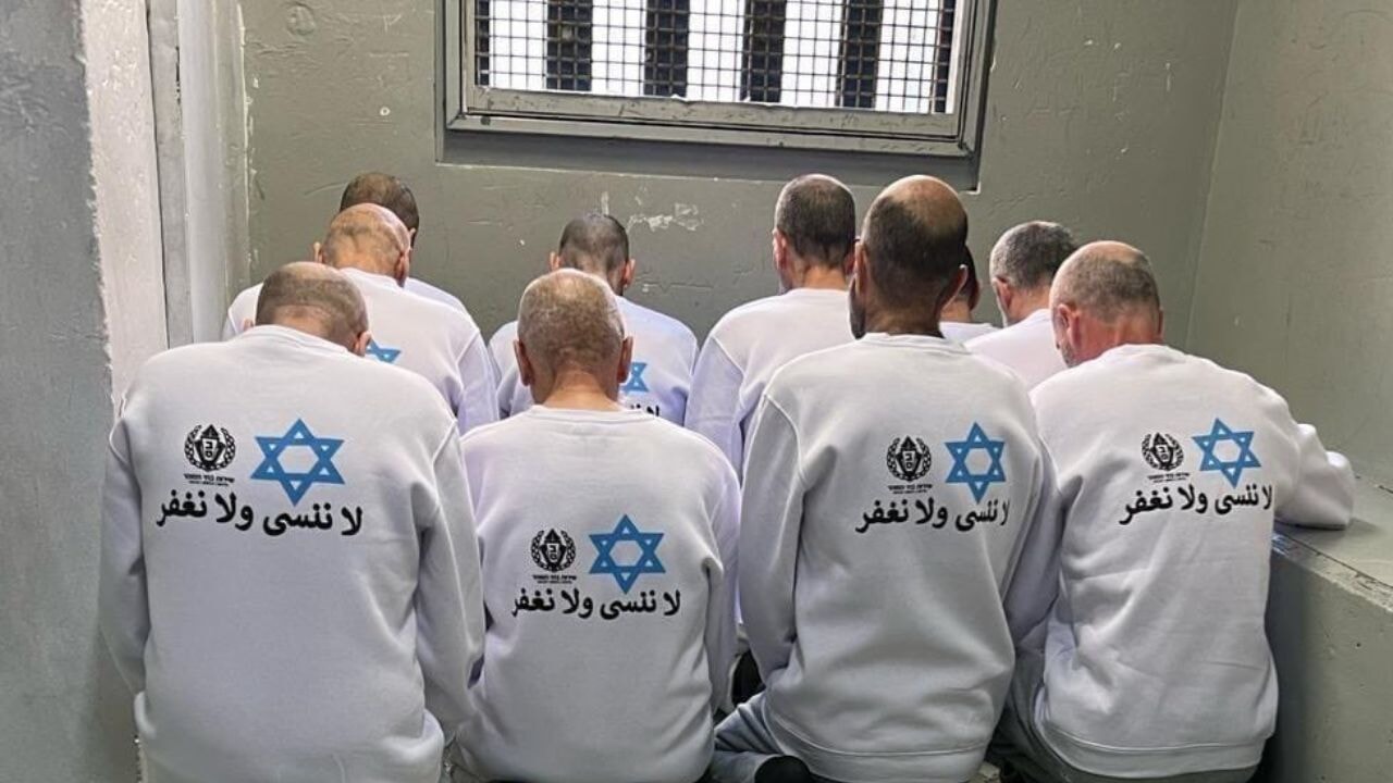 İsrail, Davut yıldızlı tek tip kıyafetle Filistinlileri serbest bıraktı