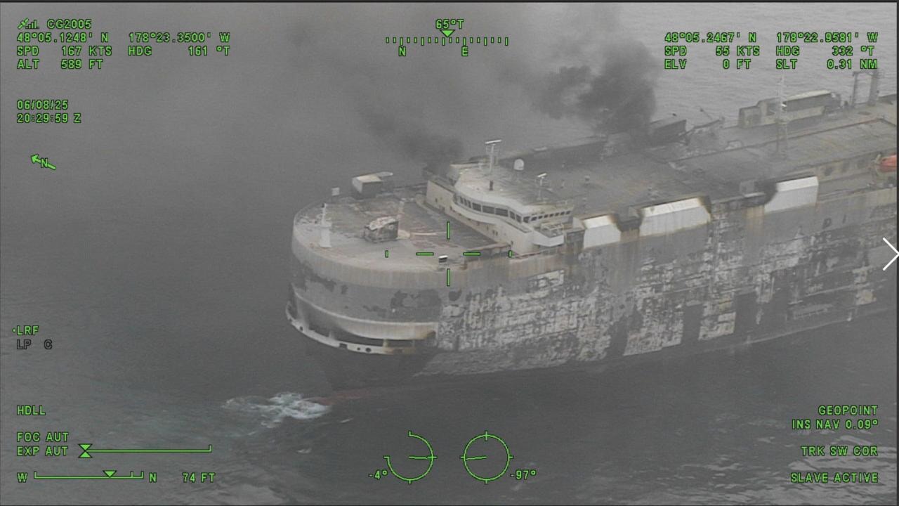 Kargo gemisi battı, 3 binden fazla araç sulara gömüldü