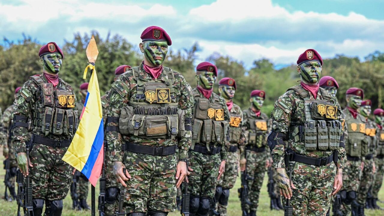 Kolombiya ordusunu taşıyan uçak düştü! 100'den fazla asker...