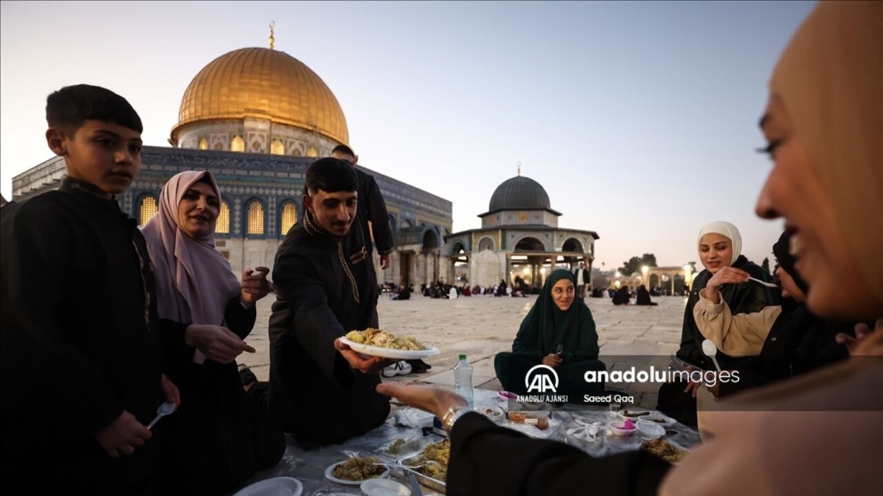 Kudüs'te Ramazan iftarı öncesi Mescid-i Aksa'da dini coşku yükseldi
