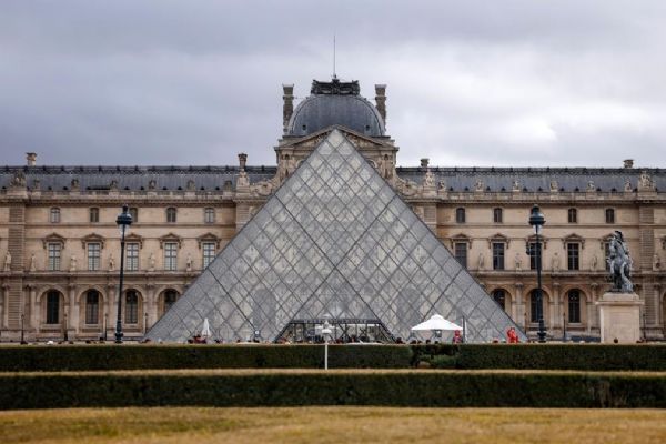 Louvre Müzesi'nde yeni skandal: Tarihi kitaplar yağmurdan ıslandı