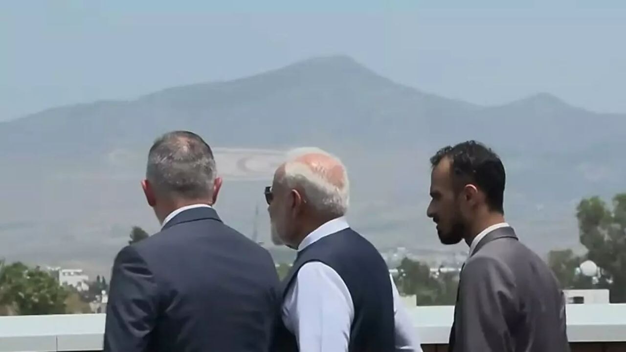 Modi, KKTC bayrağından gözünü alamadı! Rumlar şokta